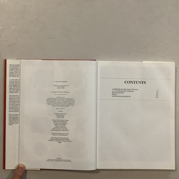 Illustrated Encyclopedia of Military Insignia of 20th Century Hardcover Book - Picture 4 of 6